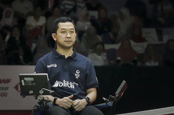 Bagaimana Cara Menjadi Wasit Badminton Profesional